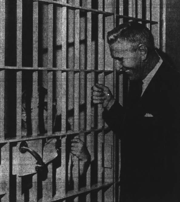 Sheriff O'Connor with Newspaper Reporter in cell